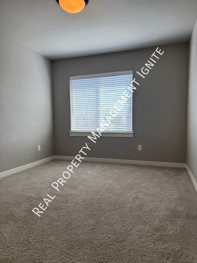 Building Photo - 3751 SW Coyote Ln