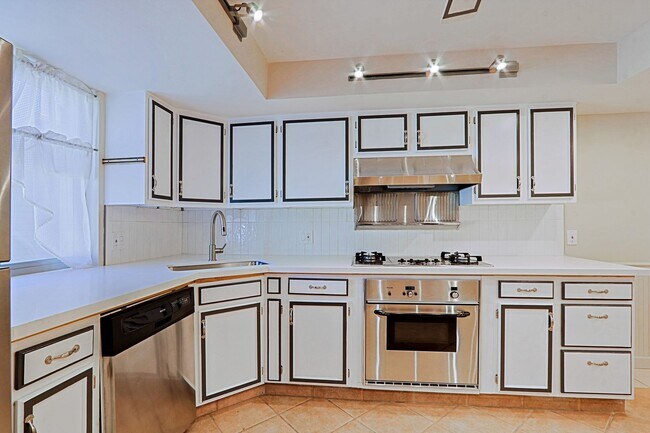 Building Photo - 6203 N 12th Pl