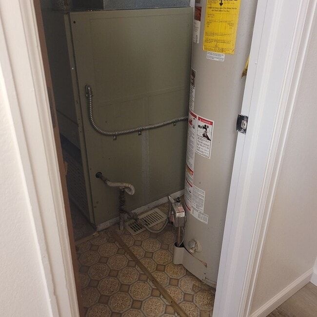 Building Photo - 2 Bed, 1 Bath Condo W/Detached 1 Car Garag...