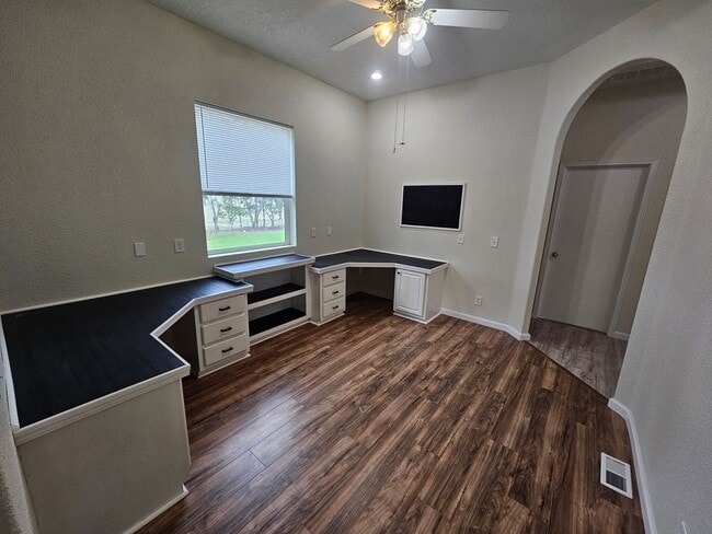 Building Photo - Spacious Home on 5 Acres For Rent!