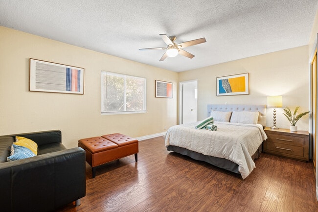 Building Photo - 1250 Stratford Ln