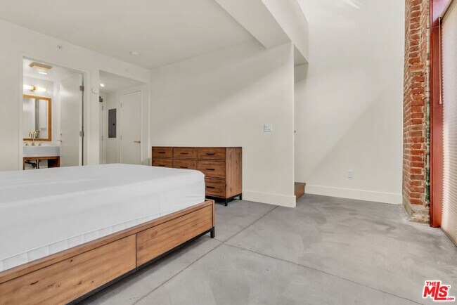 Building Photo - 940 E 2nd St