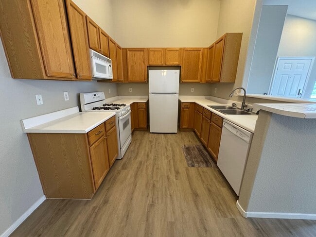 Building Photo - STUNNING 2 BEDROOM / 2 FULL BATH CONDO UNI...
