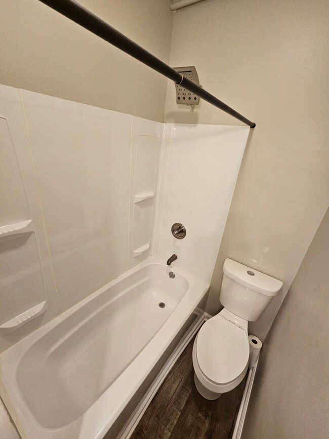 Building Photo - 2 Bedroom 1 Bath Downstairs apartment in t...