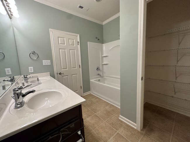 Building Photo - Townhome in a great location!