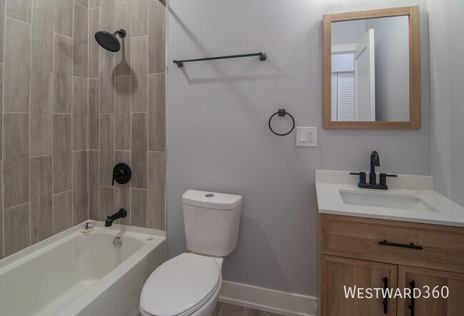 Building Photo - Penthouse 3 bed 2 bath near Washington Park