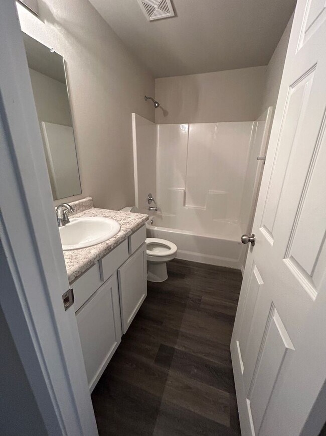 Building Photo - 3 bedroom 2 1/2 bath house with 2 car garage.