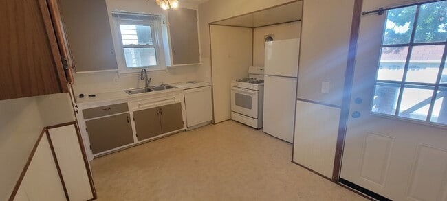 Building Photo - Single 3 bedroom 1 bath home located in Mayfield Hts!