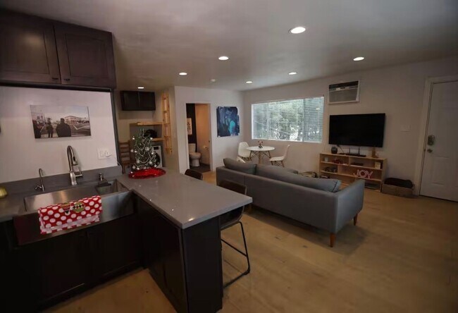 Building Photo - Charming Studio Condo in Pasadena