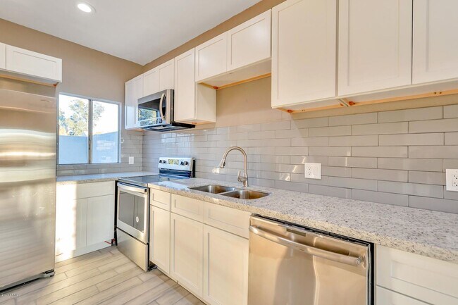 Building Photo - 1600 N Saba St