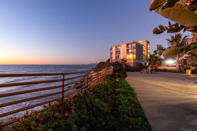 Building Photo - LUXURY OCEAN FRONT 3 BEDROOM