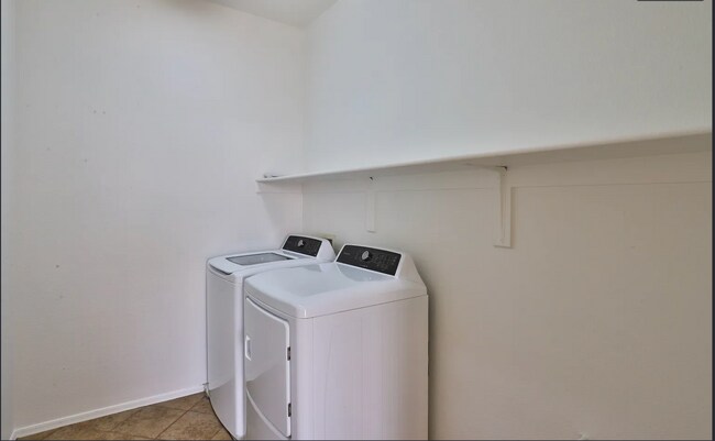 Building Photo - Spacious 6-Bedroom Home in Rovey Farm Estates