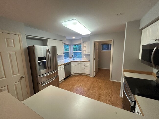 Building Photo - 3 Bed, 2.5 bath Townhome w/1-car garage in Highland Park neighborhood of Renton, $3,150/mo.