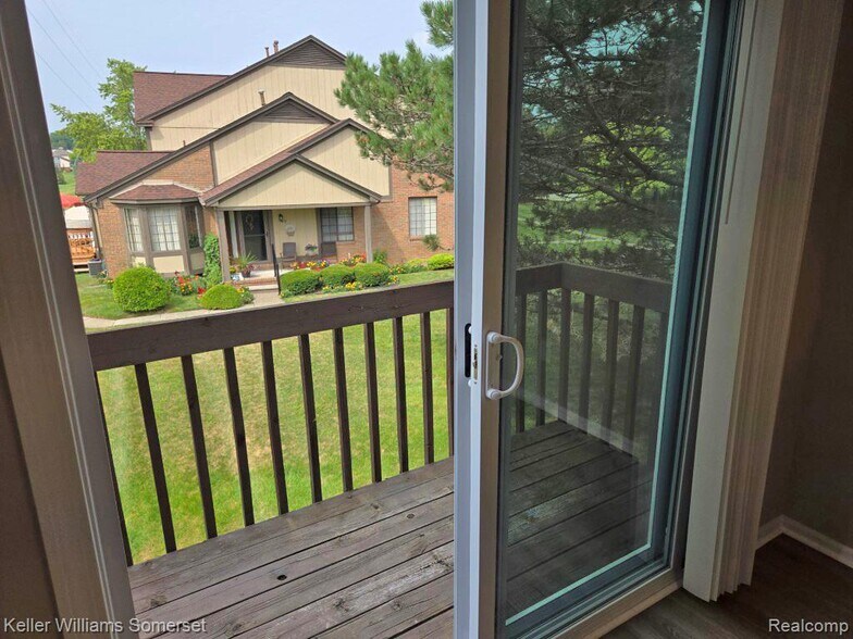 Building Photo - 71 Meadow Wood Dr