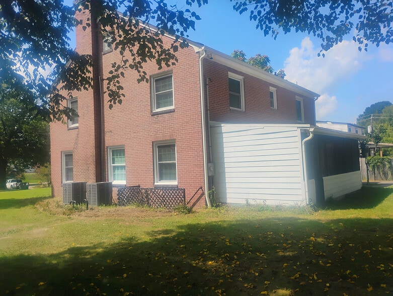 Side view. - 821 S William St