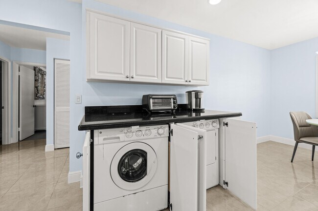 Building Photo - 5 Westgate Ln