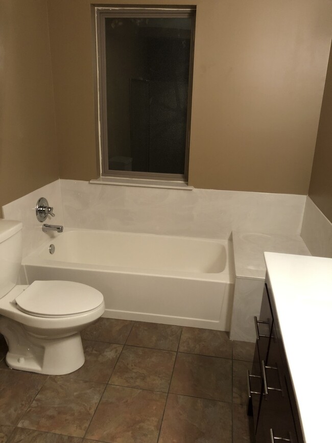 Building Photo - Updated Florence Park South Bungalow! 2 Be...