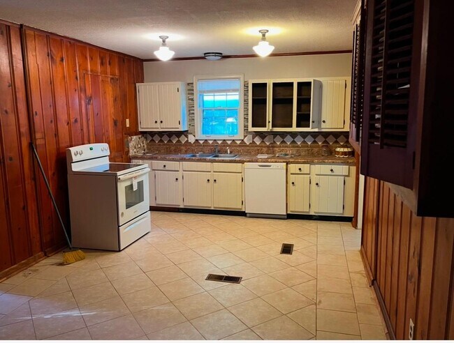 Building Photo - 779 Indian Dr