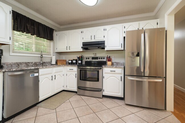 Building Photo - 3 br/ 2 bath home, private setting with garage/workshop
