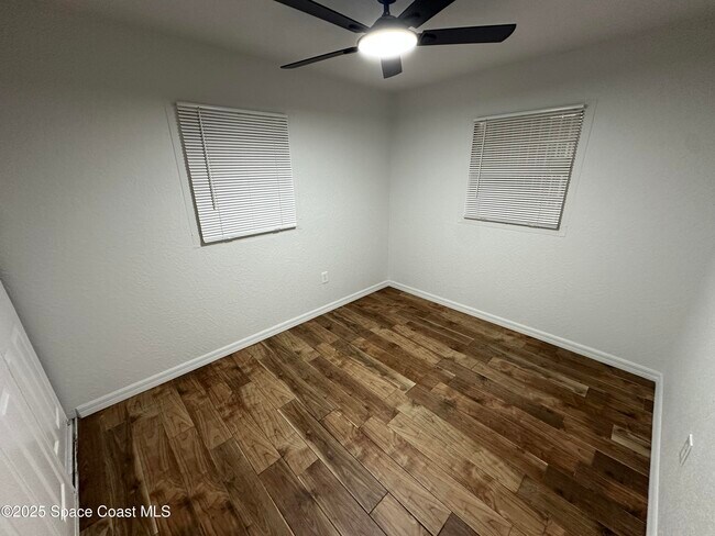 Building Photo - 2033 Robinhood Dr