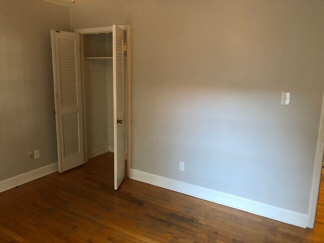 Building Photo - 5720-5722 Londonderry Duplex