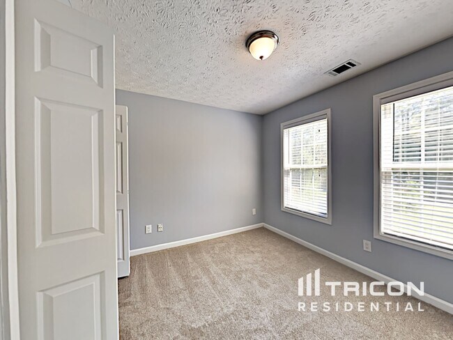Building Photo - 2051 Meadowglen Ln