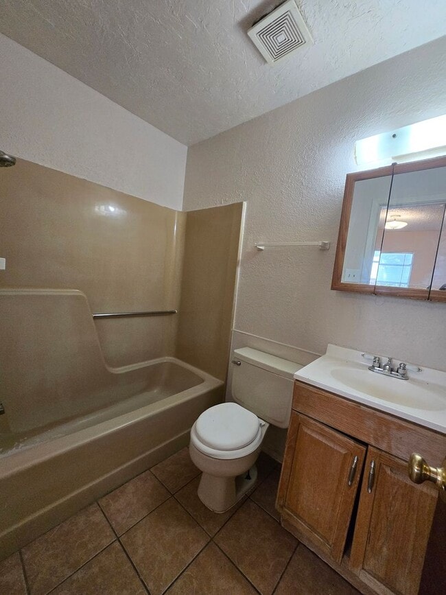 Building Photo - 1 Bedroom Apartment