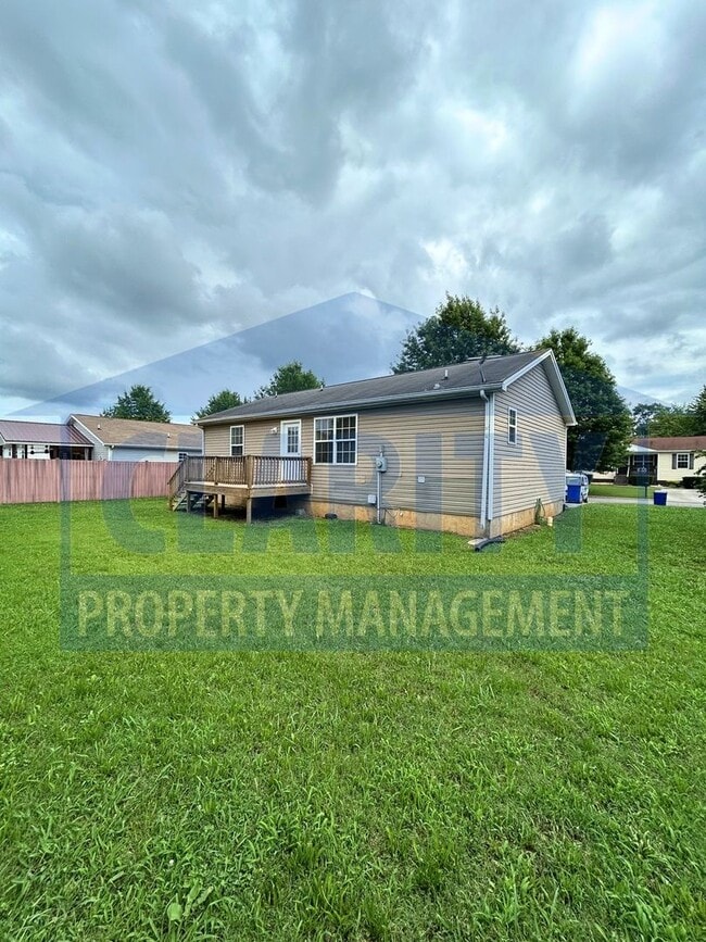 Building Photo - Single level three bedroom home!