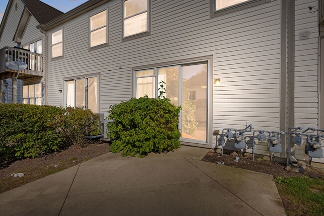 Building Photo - 2877 Stonewater Dr
