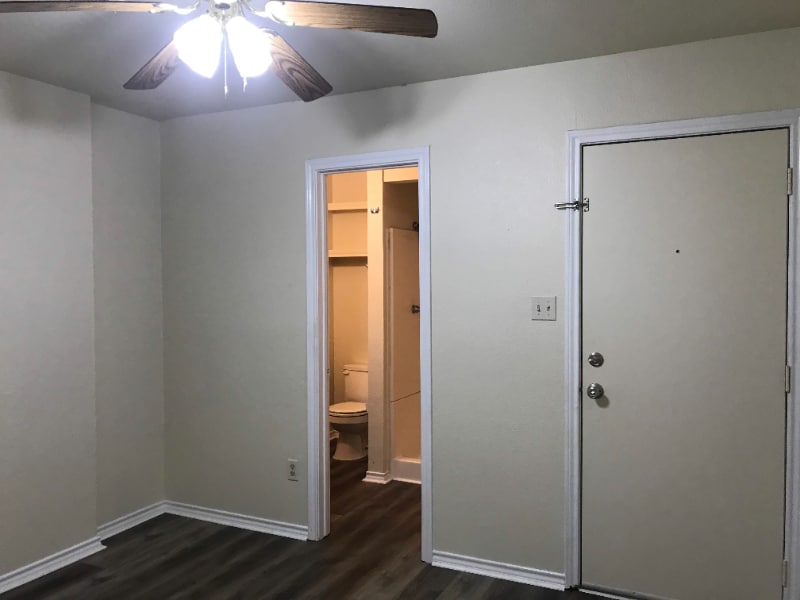 Building Photo - 1217 Oak Dr