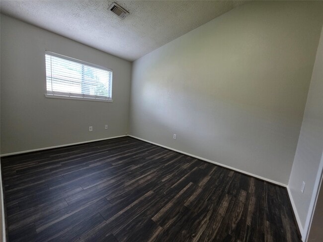 Building Photo - 447 Lost Rock Dr