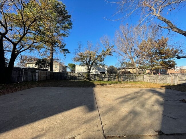 Building Photo - 2 Bedroom 1.5 Bath 2 Story Duplex!