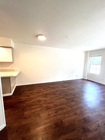 Building Photo - 1208 E Jeffery Dr