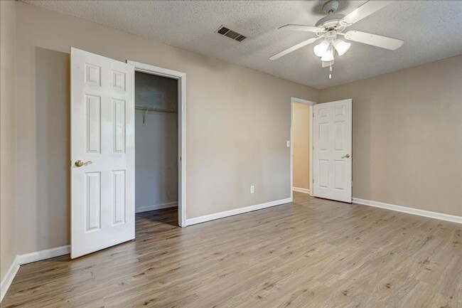 Building Photo - Welcome to this charming 2-bedroom, 1.5-ba...