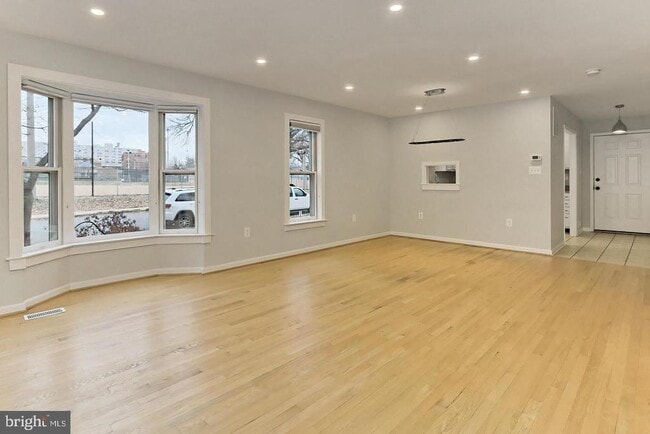 Building Photo - 1024 N Monroe St