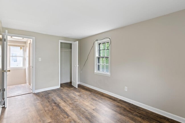 Building Photo - 1114 Roslyn Ave