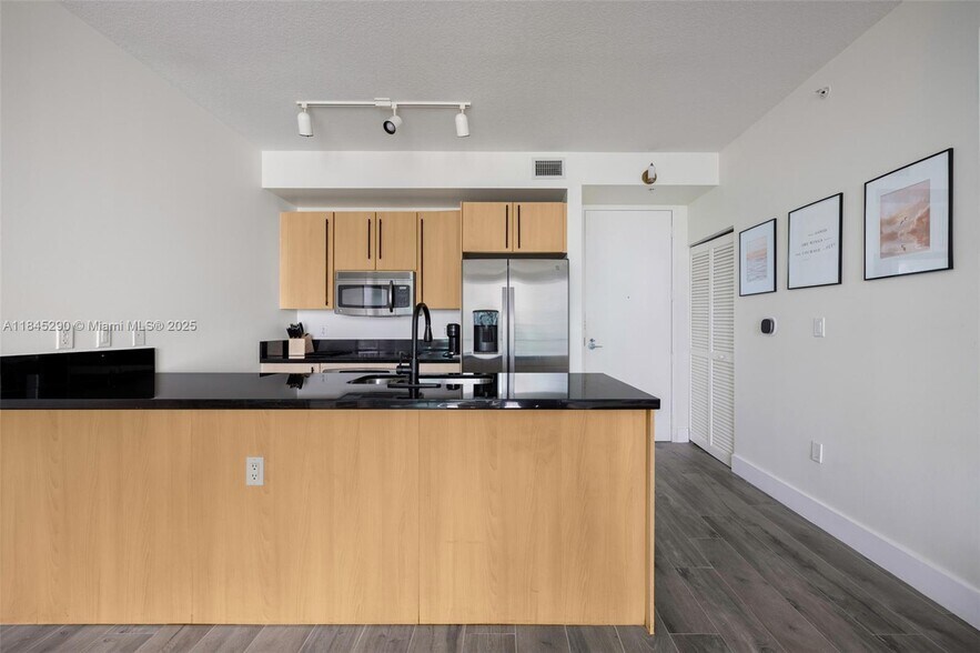 Building Photo - 1111 SW 1st Ave