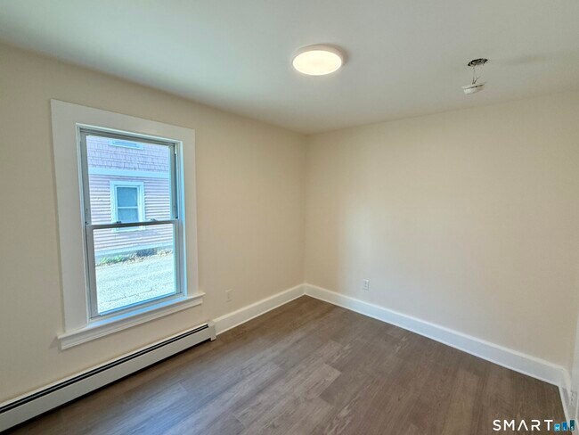 Building Photo - 690 Main St