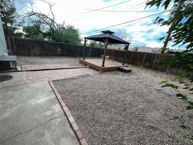 Building Photo - Charming NE Heights 3 Bedroom 2 Bath