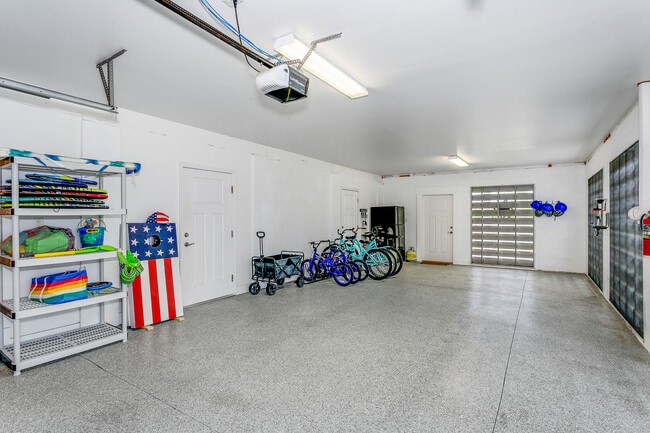 Building Photo - 6584 Carlinga Dr