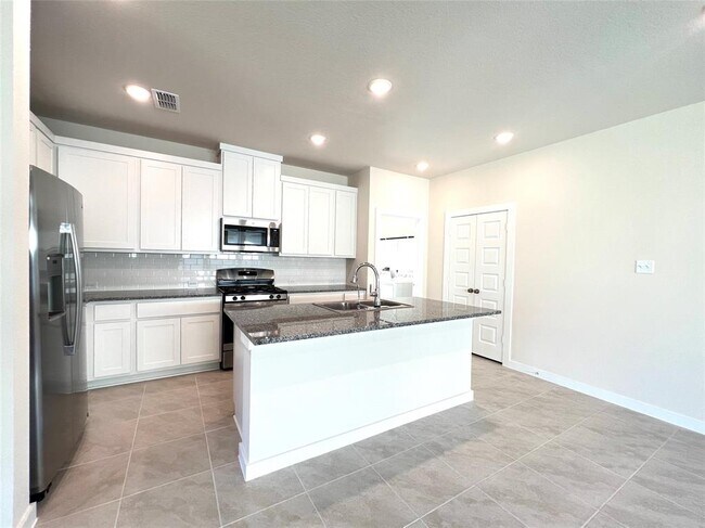 Building Photo - 7238 Clearwater Cv Dr