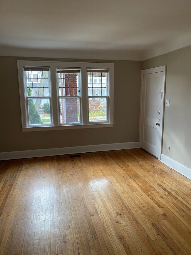 Building Photo - 910 Beaconsfield Ave
