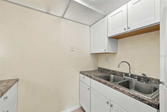 Building Photo - 905 W Oak Ridge Rd