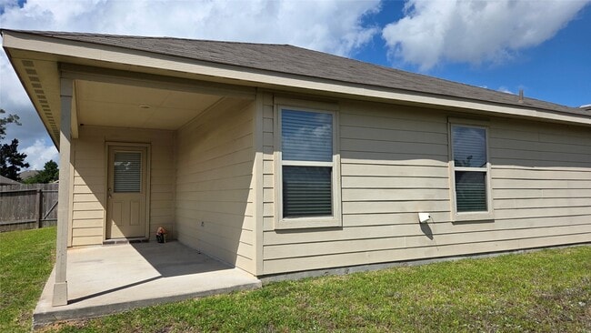 Building Photo - 14097 Lake Cres Dr