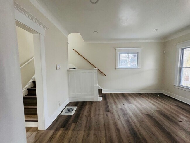 Building Photo - Charming 4-Bedroom Property in Prime Location