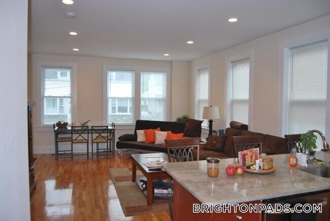 Building Photo - 6 Larose Pl