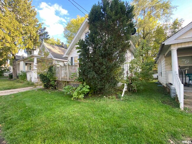Building Photo - 816 W McClure Ave