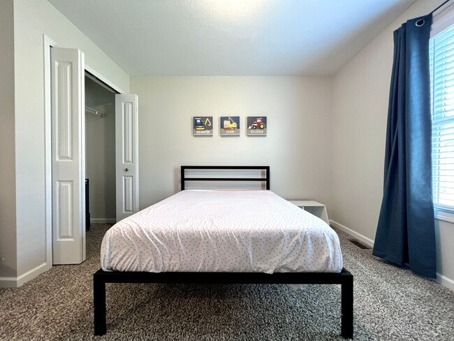 Building Photo - Gorgeous Furnished Home-Ready for move in ...