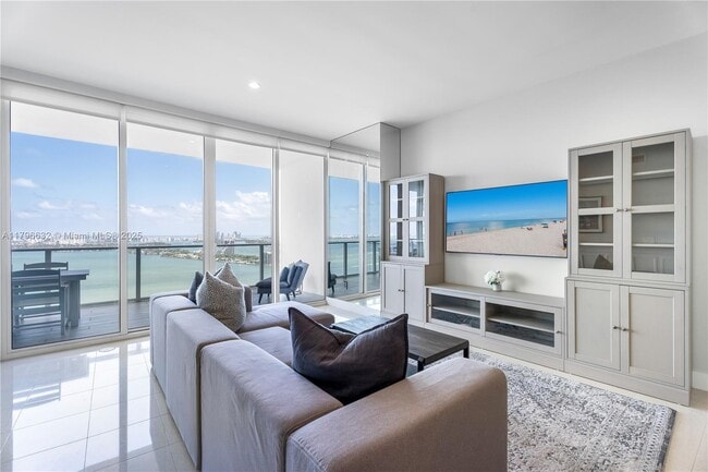 Building Photo - 2020 N Bayshore Dr