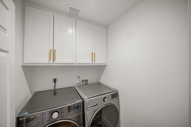 Building Photo - 5630 Lymbar Dr